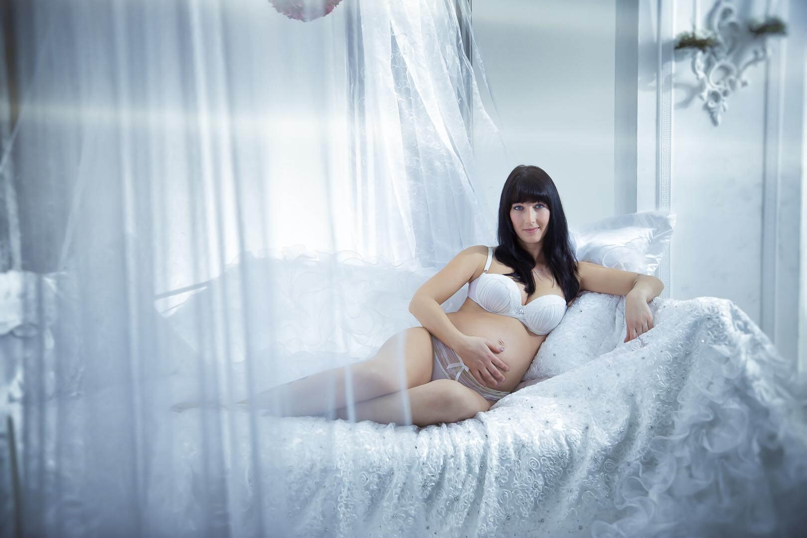 Fotostudio-Dresden-Boudoir-Dessous-Corsage-Pregnant-Styling-Make up-Bedroom- Rose-Private-Schmuck
