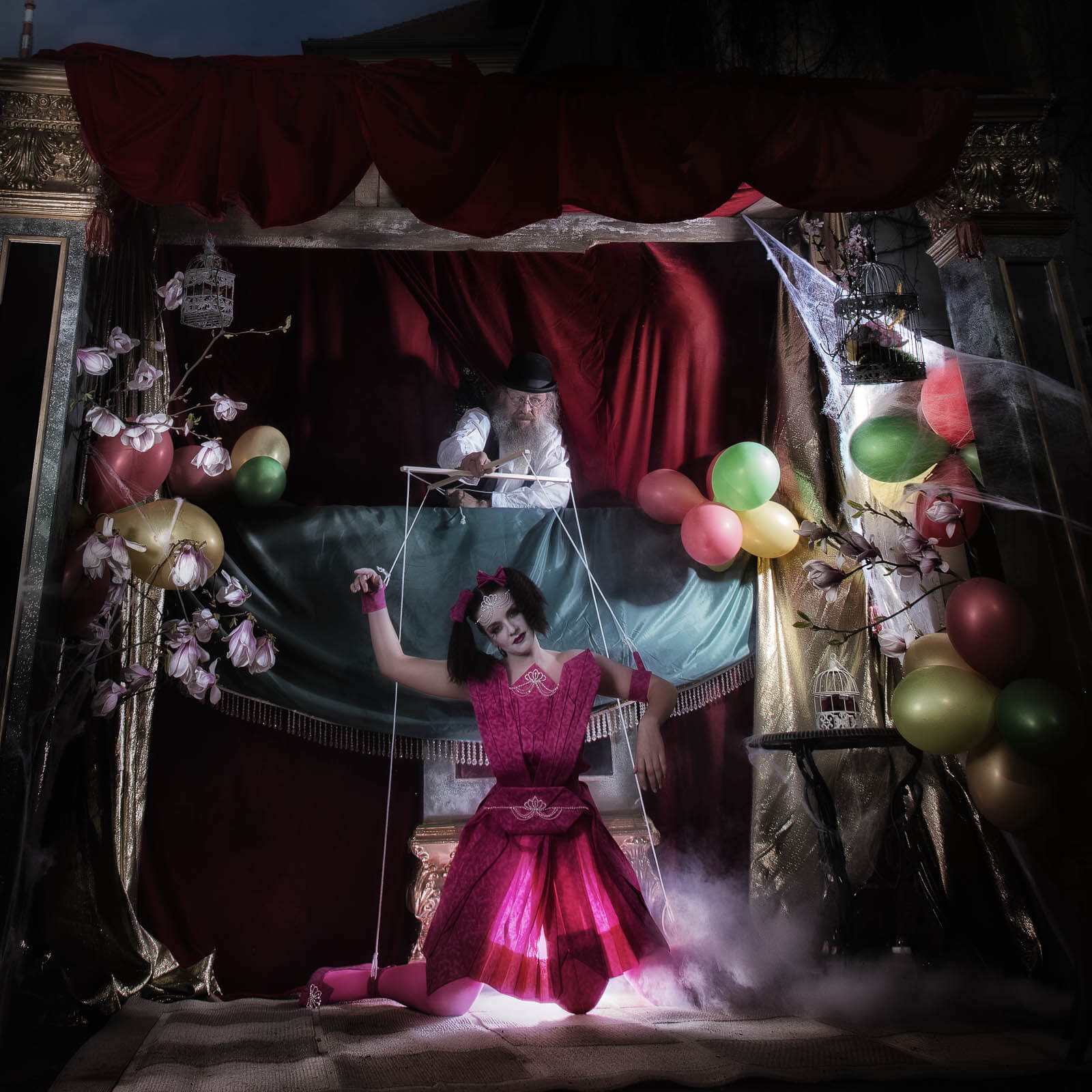 Fotograf-Fotostudio-Dresden-Marionette-Shooting-Theater-Luftballons-Puppenspieler-Kostüm