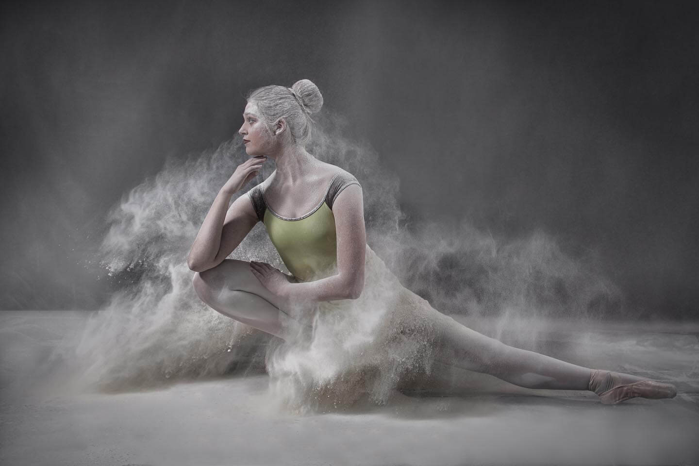 Fotograf-Fotostudio-Dresden-Mehl-Shooting-Pulver-Tanz-Ballerina-Body-Körper-Kunst-Make up