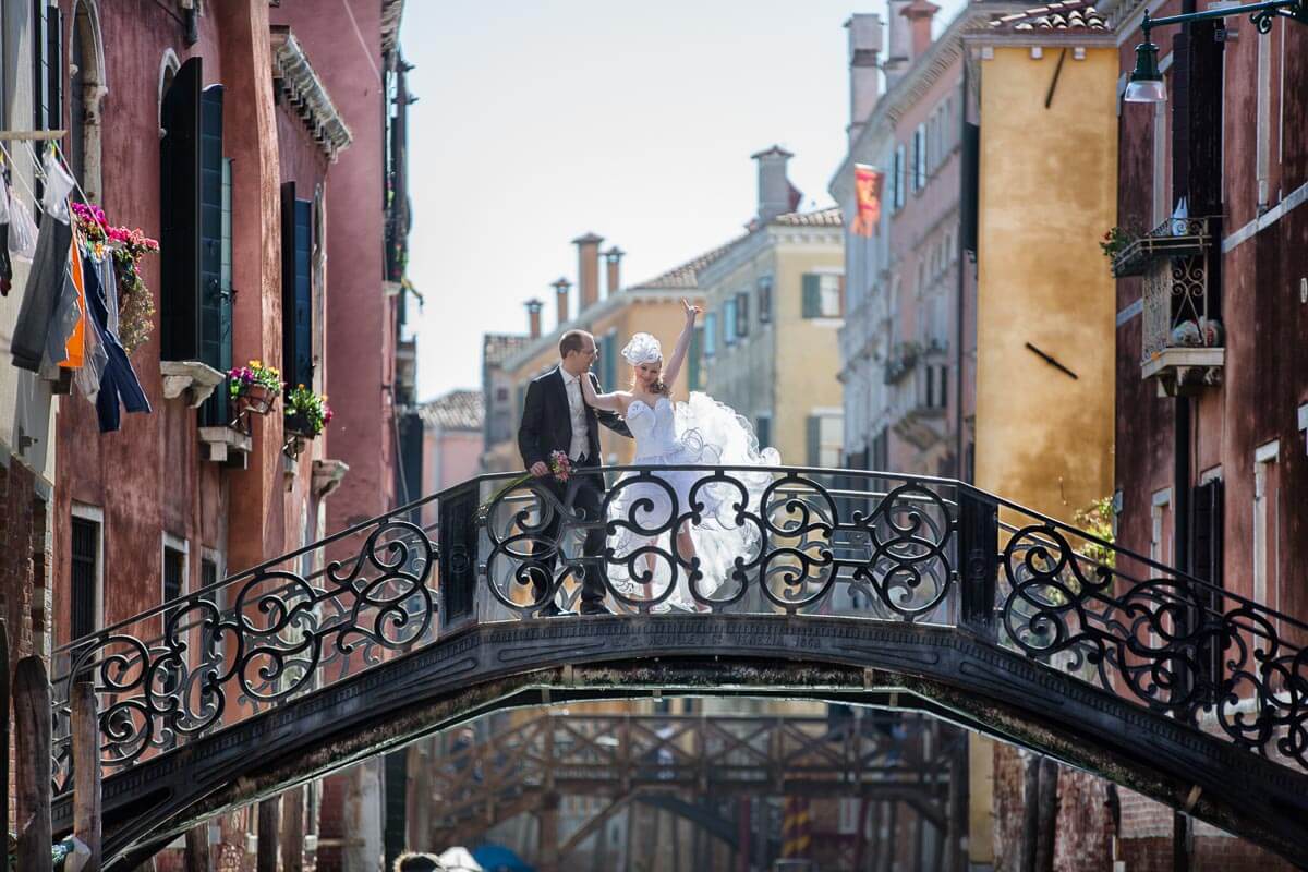 Fotograf-Fotostudio-Dresden-Venedig-Wedding-Italien-Hochzeitskleid-Blumenstrauß-Brücke-Kulisse-Liebe-Fashion