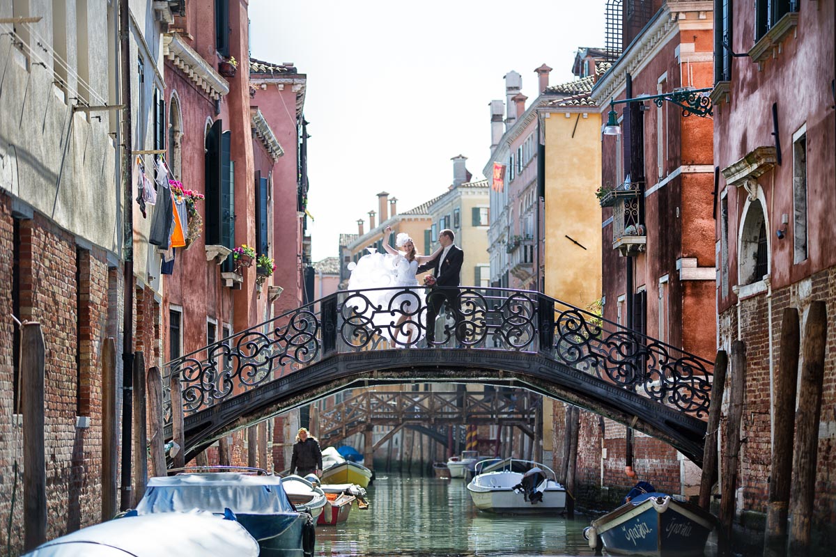 Fotograf-Fotostudio-Dresden-Venedig-Wedding-Italien-Hochzeitskleid-Blumenstrauß-Brücke-Kulisse-Liebe-Fashion