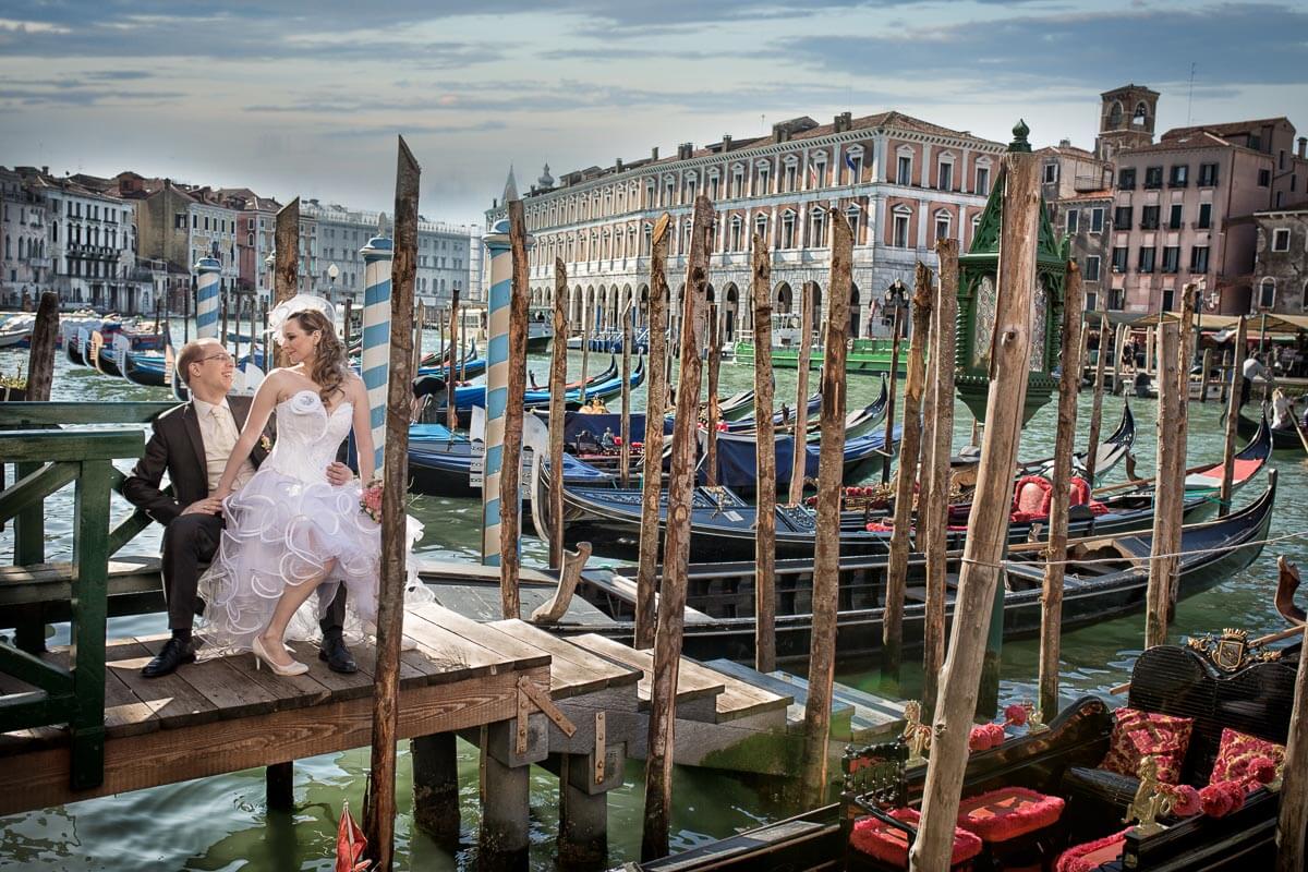 Fotograf-Fotostudio-Dresden-Venedig-Wedding-Italien-Hochzeitskleid-Blumenstrauß-Brücke-Kulisse-Liebe-Fashion