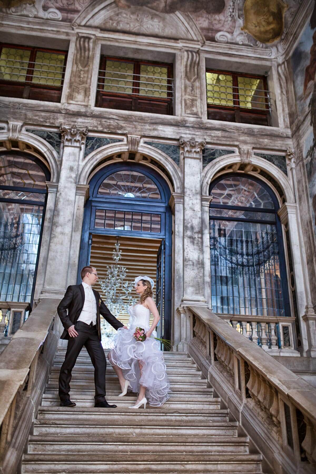 Fotograf-Fotostudio-Dresden-Venedig-Wedding-Italien-Hochzeitskleid-Blumenstrauß-Treppe-Kulisse-Liebe-Fashion