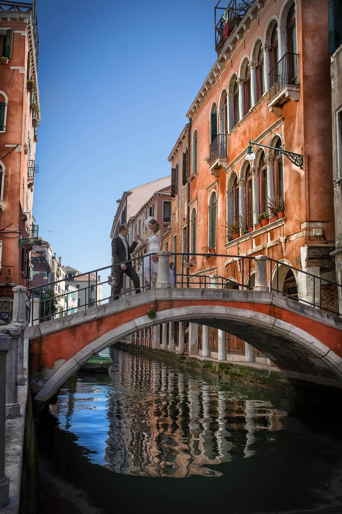 Fotograf-Fotostudio-Dresden-Venedig-Wedding-Italien-Hochzeitskleid-Blumenstrauß-Brücke-Kulisse-Liebe-Fashion