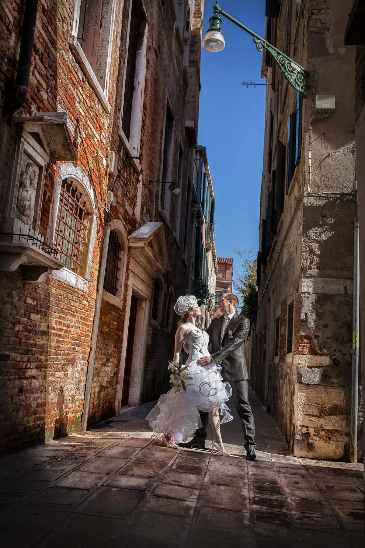 Fotograf-Fotostudio-Dresden-Venedig-Wedding-Italien-Hochzeitskleid-Blumenstrauß-Brücke-Kulisse-Liebe-Fashion