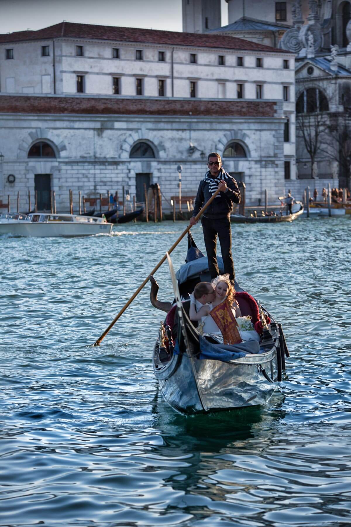 Fotograf-Fotostudio-Dresden-Venedig-Wedding-Italien-Hochzeitskleid-Blumenstrauß-Brücke-Gondel-Kulisse-Liebe-Fashion