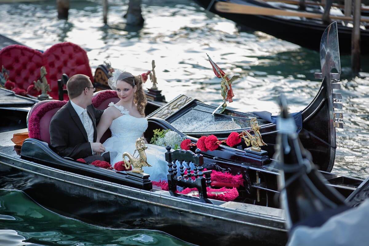 Fotograf-Fotostudio-Dresden-Venedig-Wedding-Italien-Hochzeitskleid-Blumenstrauß-Brücke-Gondel-Kulisse-Liebe-Fashion