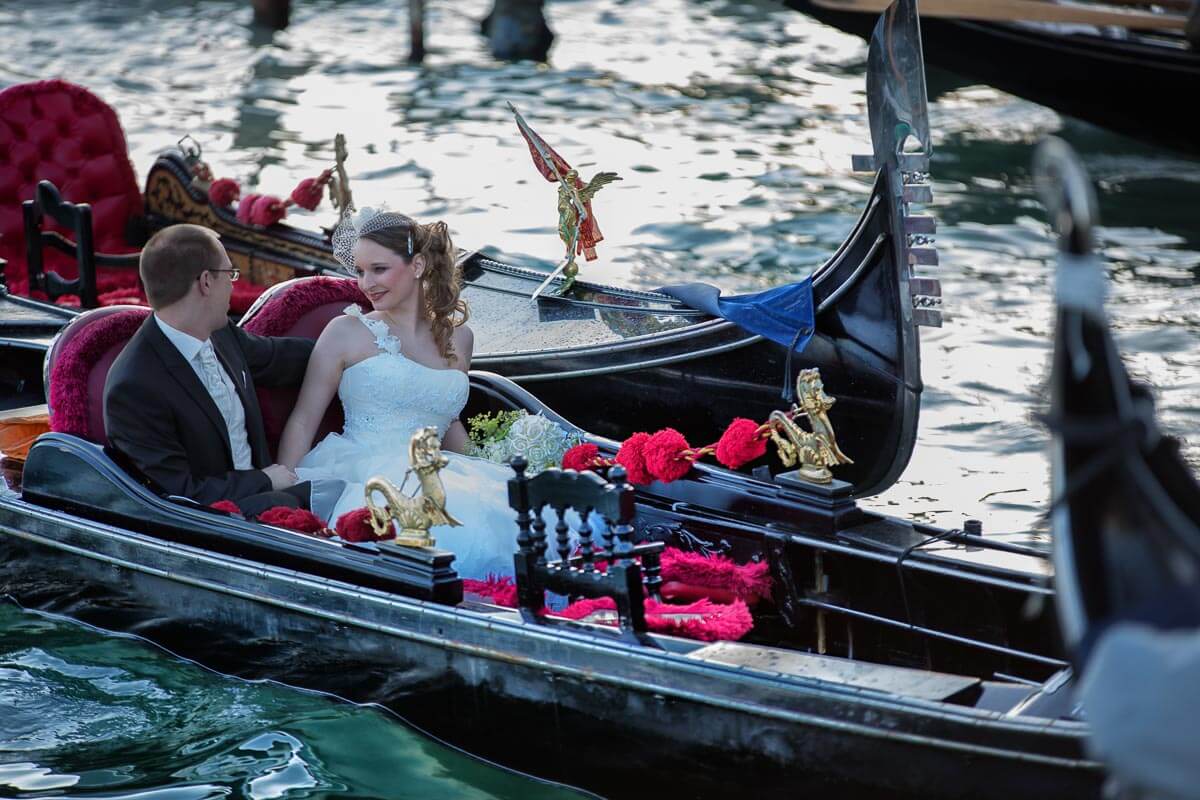 Fotograf-Fotostudio-Dresden-Venedig-Wedding-Italien-Hochzeitskleid-Blumenstrauß-Brücke-Gondel-Kulisse-Liebe-Fashion