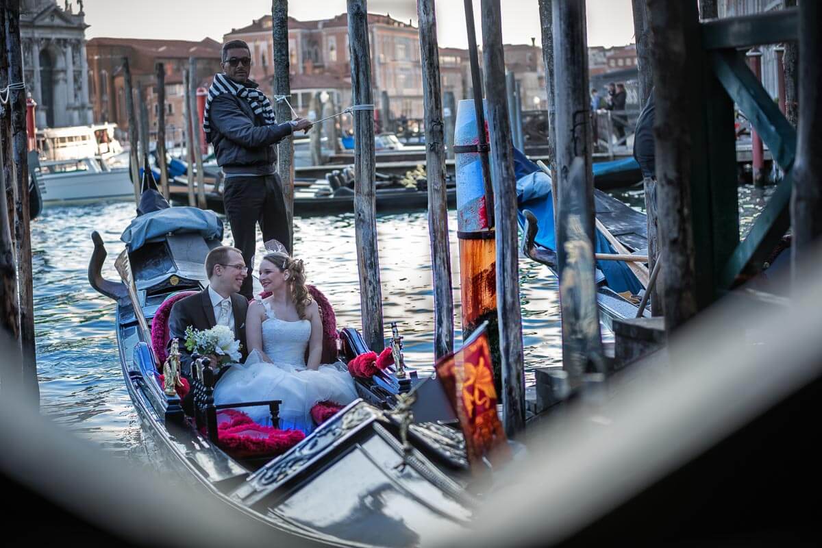 Fotograf-Fotostudio-Dresden-Venedig-Wedding-Italien-Hochzeitskleid-Blumenstrauß-Brücke-Gondel-Kulisse-Liebe-Fashion