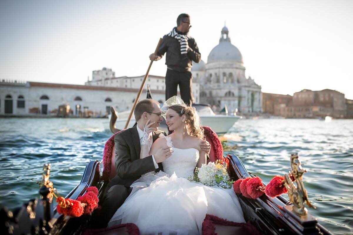 Fotograf-Fotostudio-Dresden-Venedig-Wedding-Italien-Hochzeitskleid-Blumenstrauß-Brücke-Gondel-Kulisse-Liebe-Fashion