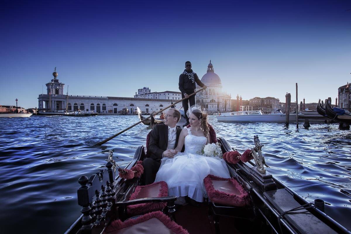 Fotograf-Fotostudio-Dresden-Venedig-Wedding-Italien-Hochzeitskleid-Blumenstrauß-Brücke-Gondel-Kulisse-Liebe-Fashion