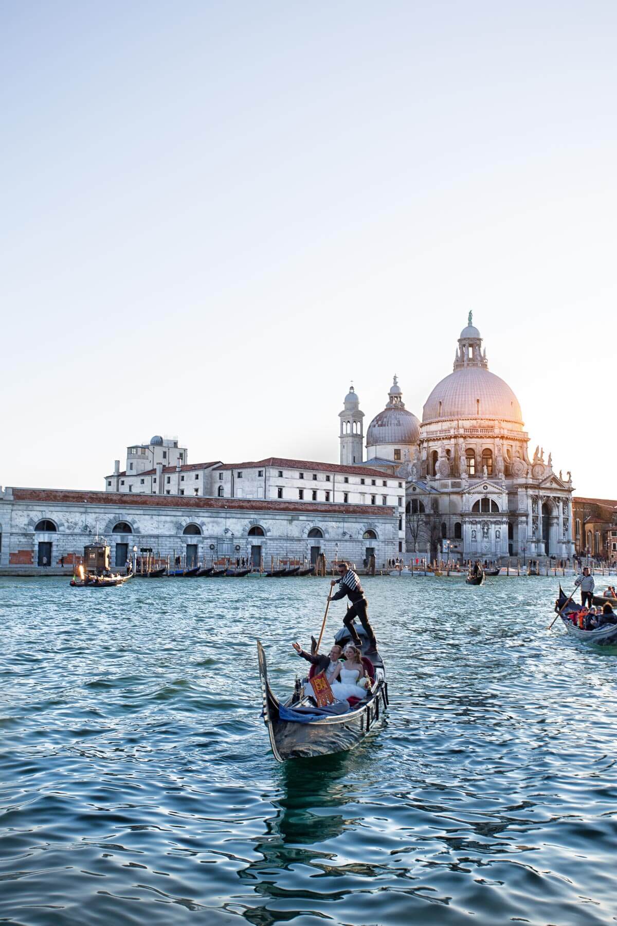 Fotograf-Fotostudio-Dresden-Venedig-Wedding-Italien-Hochzeitskleid-Blumenstrauß-Brücke-Gondel-Kulisse-Liebe-Fashion