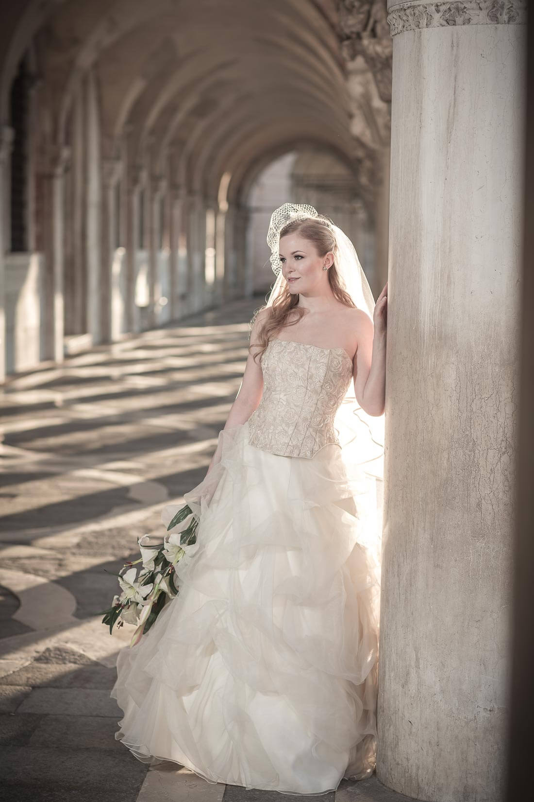 Fotograf-Fotostudio-Dresden-Venedig-Wedding-Italien-Hochzeitskleid-Braut-Bräutigam-Blumenstrauß-Kulisse-Liebe-Fashion