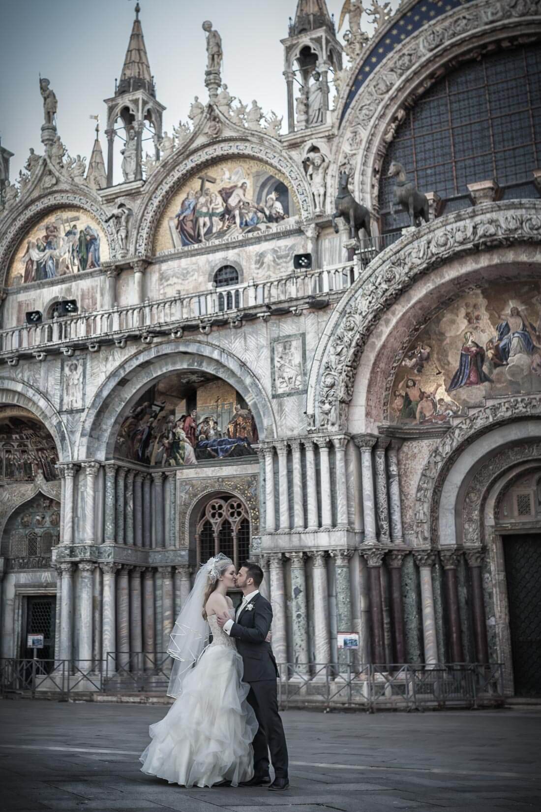 Fotograf-Fotostudio-Dresden-Venedig-Wedding-Italien-Hochzeitskleid-Braut-Bräutigam-Blumenstrauß-Kulisse-Liebe-Fashion