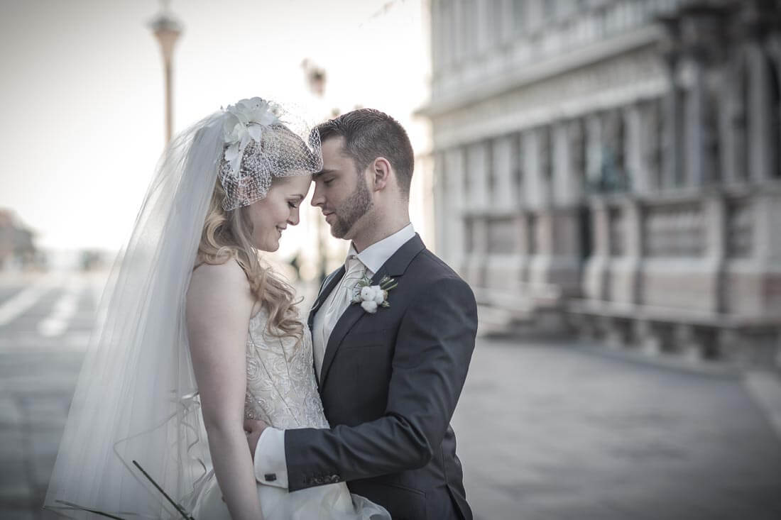 Fotograf-Fotostudio-Dresden-Venedig-Wedding-Italien-Hochzeitskleid-Braut-Bräutigam-Blumenstrauß-Kulisse-Liebe-Fashion