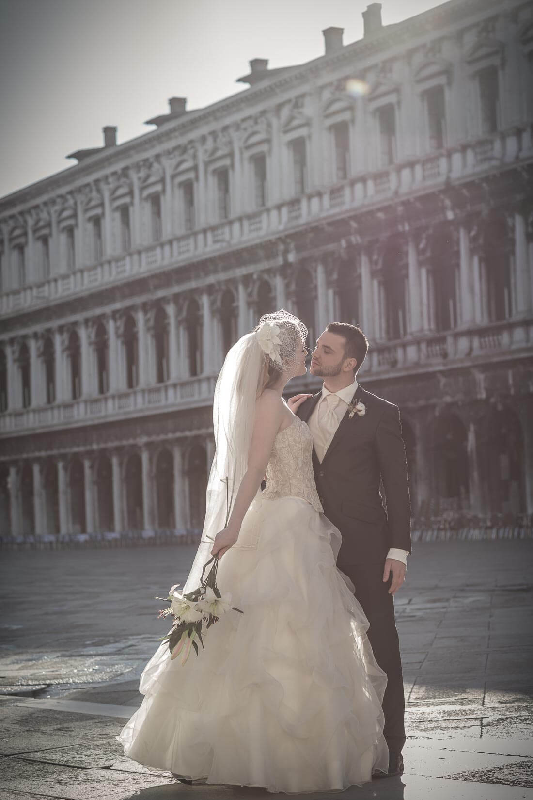 Fotograf-Fotostudio-Dresden-Venedig-Wedding-Italien-Hochzeitskleid-Braut-Bräutigam-Blumenstrauß-Kulisse-Liebe-Fashion