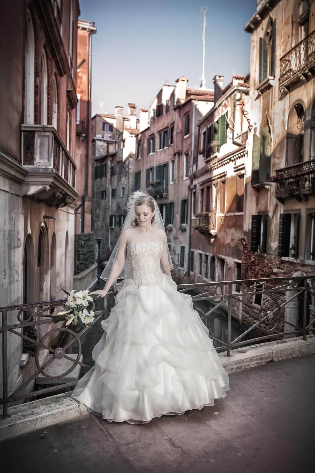 Fotograf-Fotostudio-Dresden-Venedig-Wedding-Italien-Hochzeitskleid-Braut-Bräutigam-Blumenstrauß-Kulisse-Liebe-Fashion