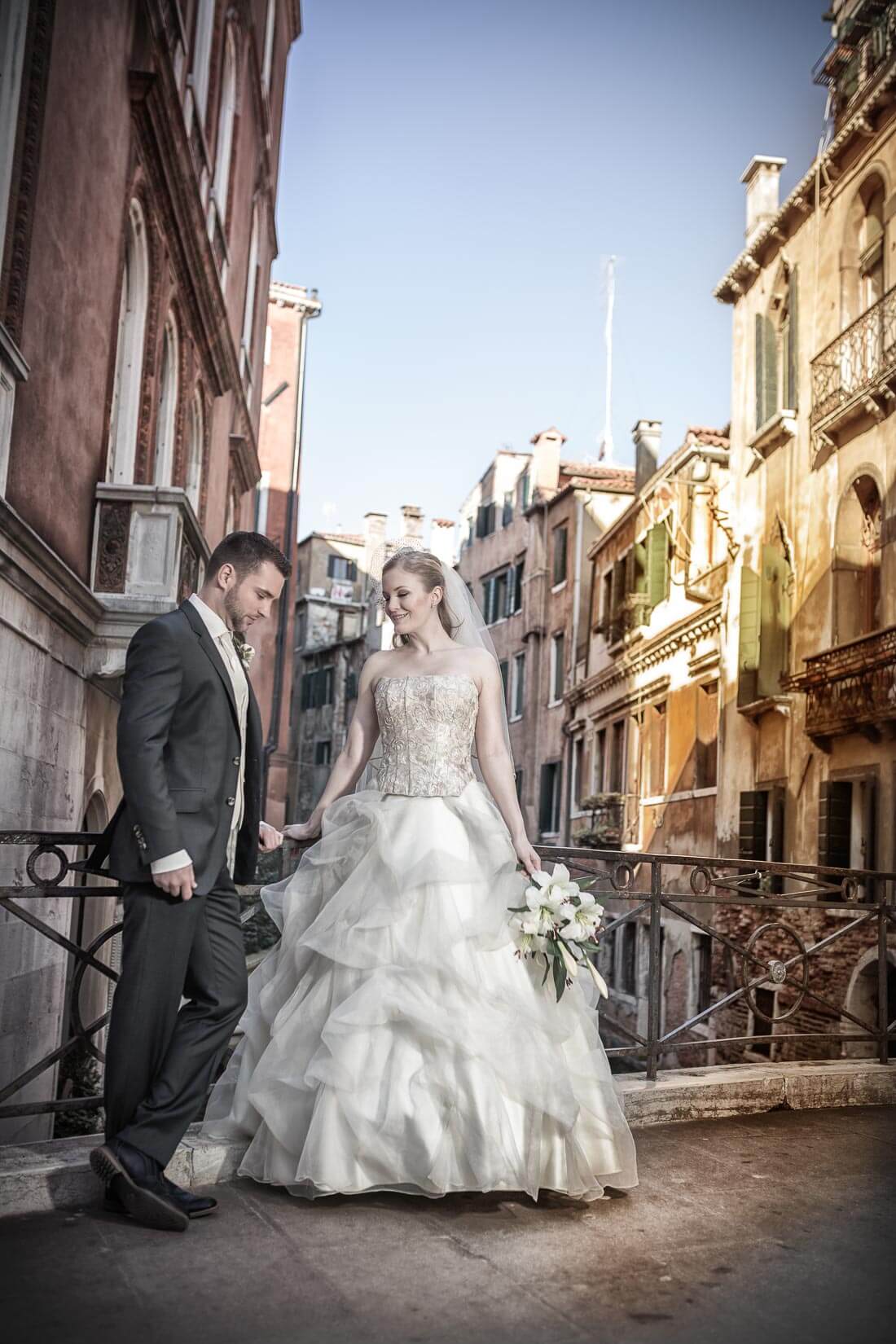 Fotograf-Fotostudio-Dresden-Venedig-Wedding-Italien-Hochzeitskleid-Braut-Bräutigam-Blumenstrauß-Kulisse-Liebe-Fashion