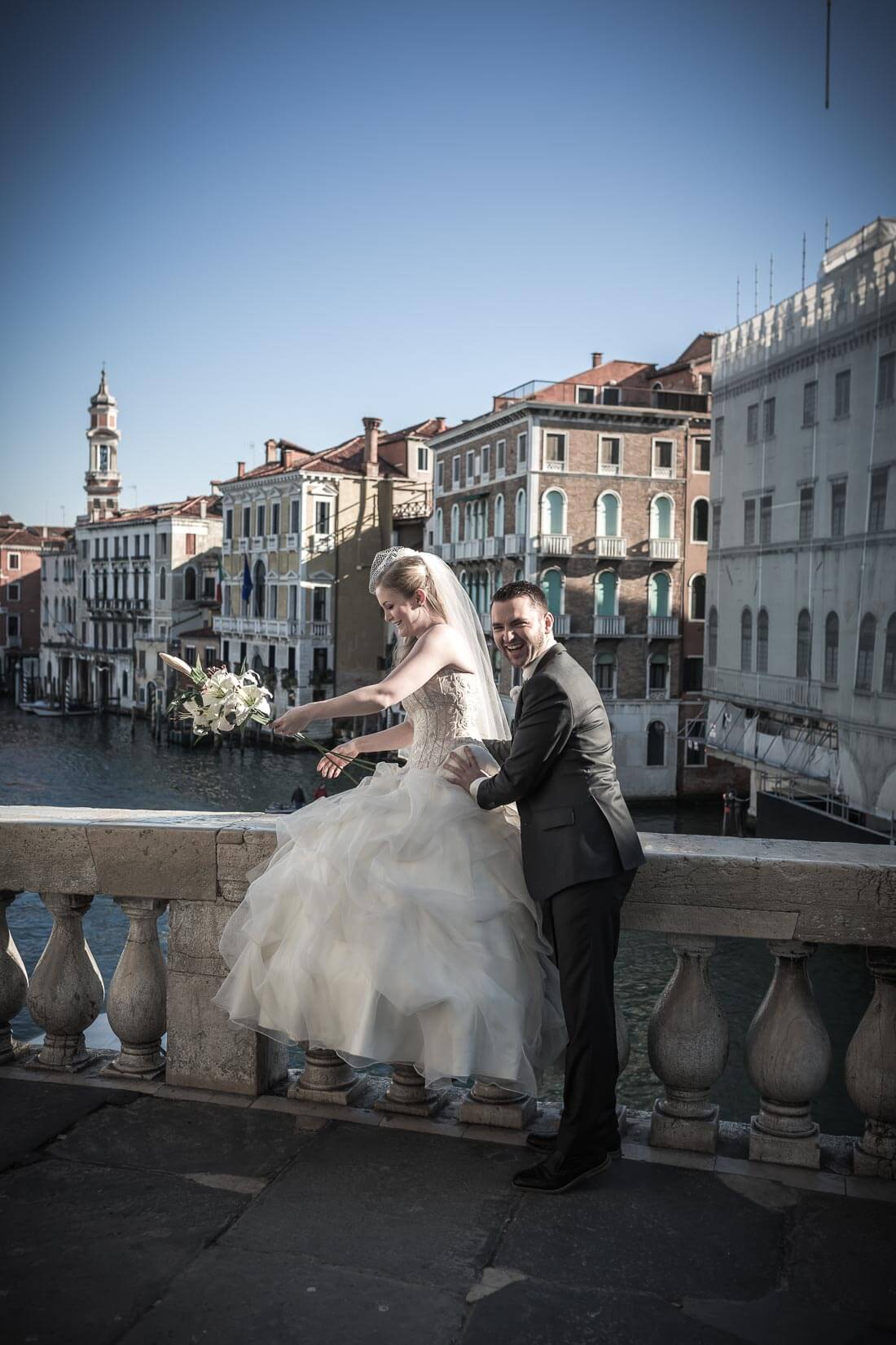 Fotograf-Fotostudio-Dresden-Venedig-Wedding-Italien-Hochzeitskleid-Braut-Bräutigam-Blumenstrauß-Kulisse-Liebe-Fashion