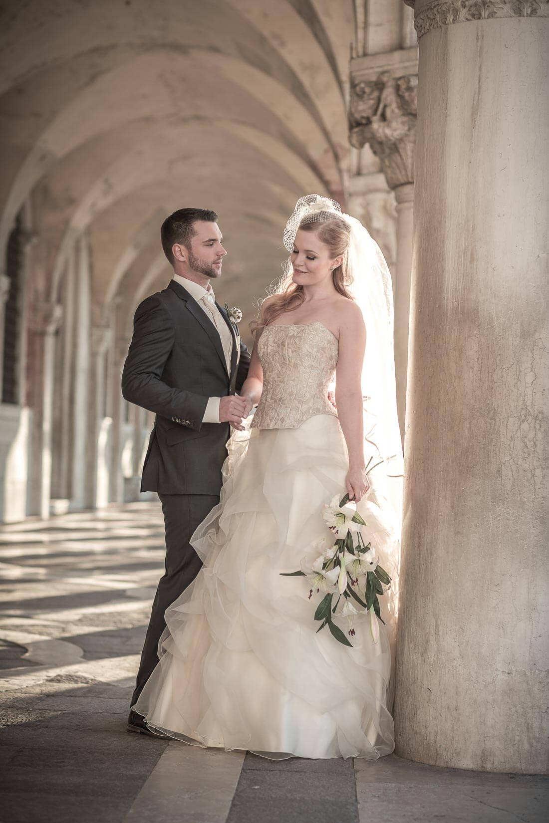 Fotograf-Fotostudio-Dresden-Venedig-Wedding-Italien-Hochzeitskleid-Braut-Bräutigam-Blumenstrauß-Kulisse-Liebe-Fashion