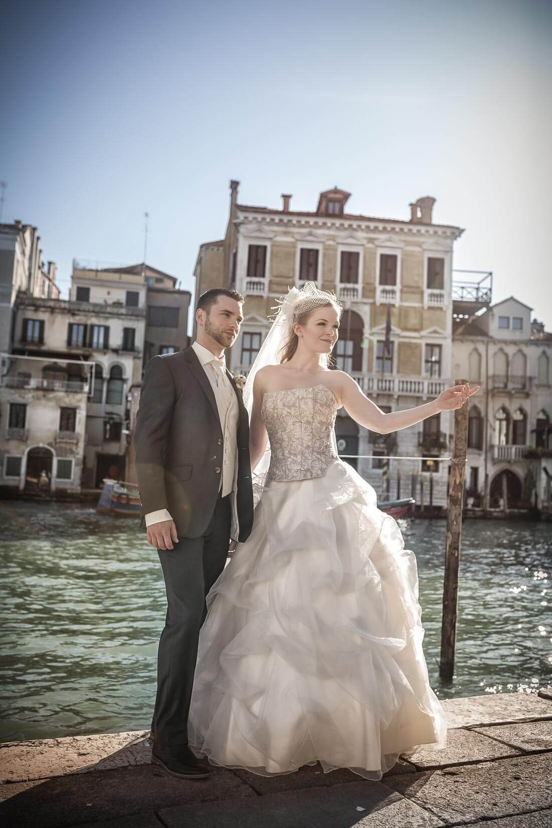 Fotograf-Fotostudio-Dresden-Venedig-Wedding-Italien-Hochzeitskleid-Braut-Bräutigam-Blumenstrauß-Kulisse-Liebe-Fashion