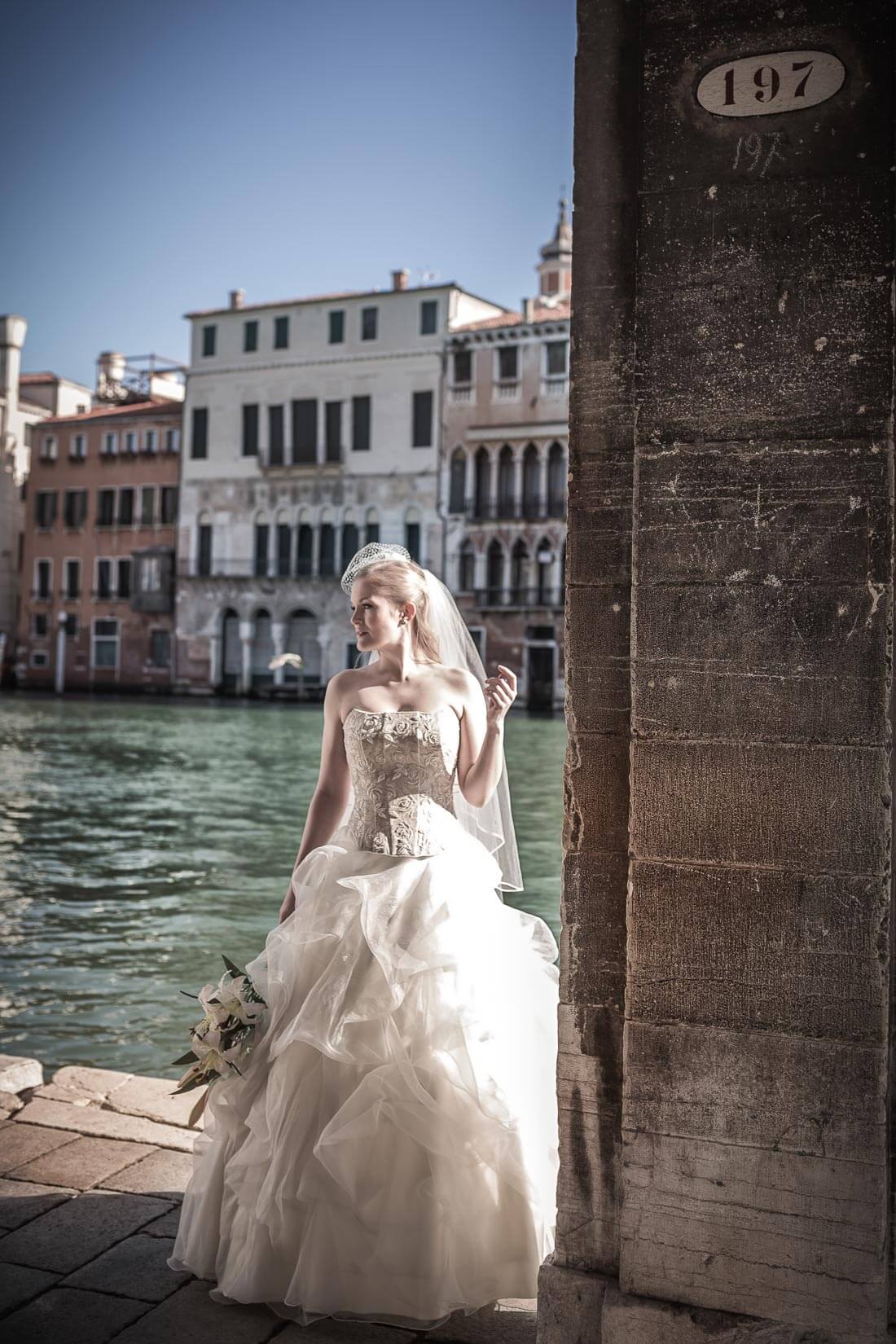 Fotograf-Fotostudio-Dresden-Venedig-Wedding-Italien-Hochzeitskleid-Braut-Bräutigam-Blumenstrauß-Kulisse-Liebe-Fashion