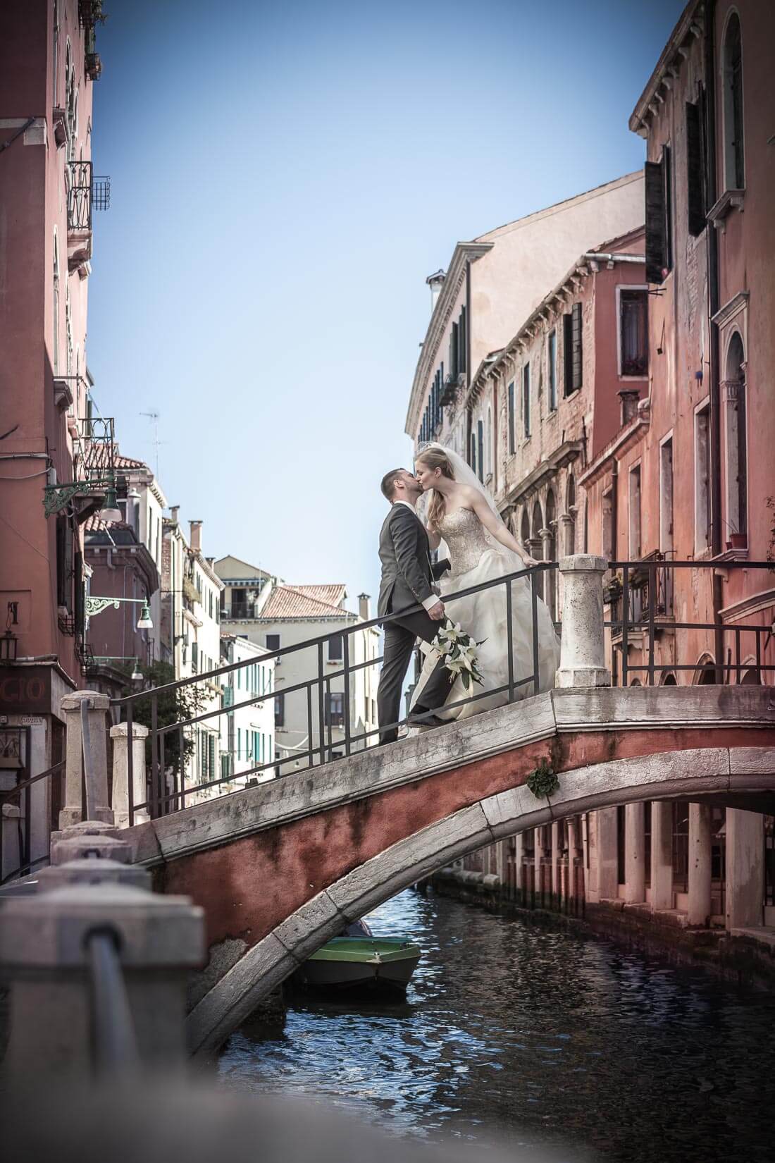 Fotograf-Fotostudio-Dresden-Venedig-Wedding-Italien-Hochzeitskleid-Braut-Bräutigam-Blumenstrauß-Kulisse-Liebe-Fashion