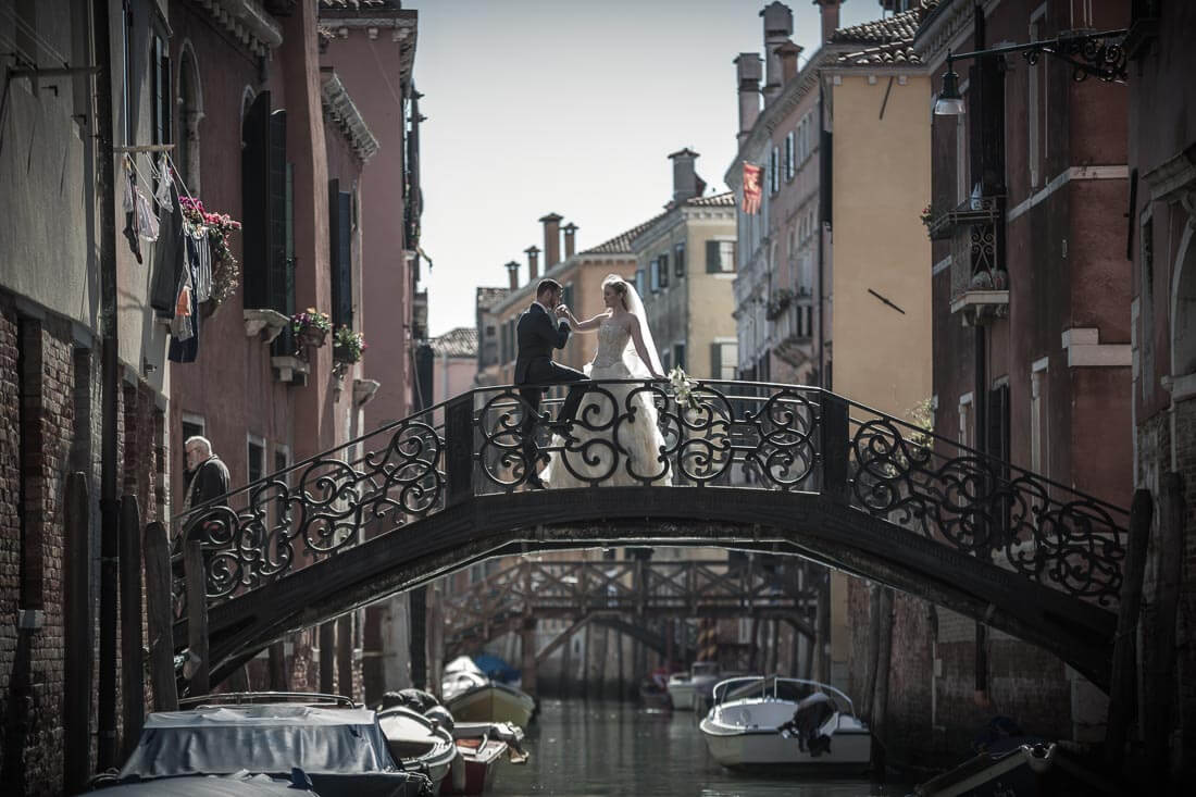 Fotograf-Fotostudio-Dresden-Venedig-Wedding-Italien-Hochzeitskleid-Braut-Bräutigam-Blumenstrauß-Kulisse-Liebe-Fashion