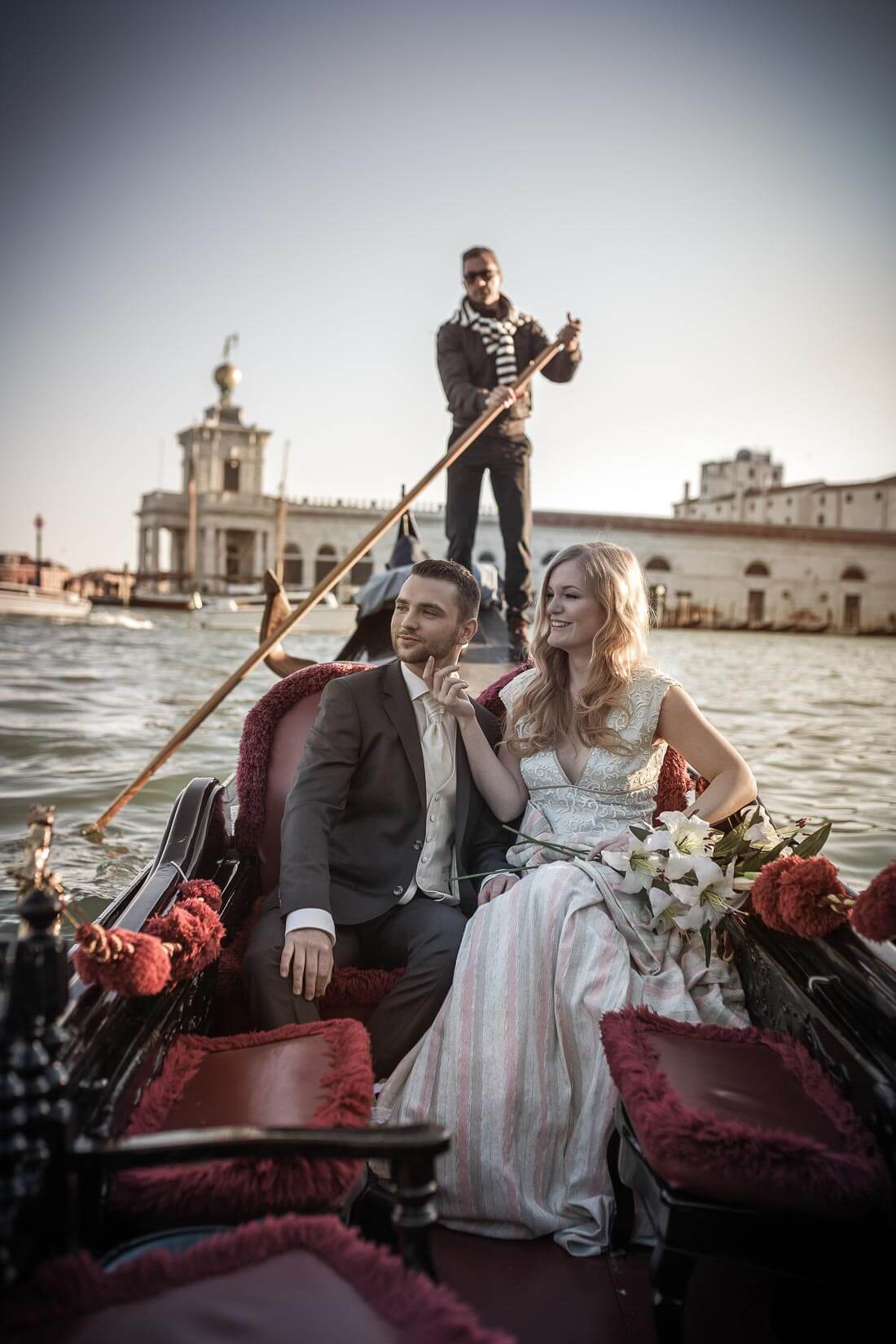 Fotograf-Fotostudio-Dresden-Venedig-Wedding-Italien-Hochzeitskleid-Braut-Bräutigam-Gondel-Blumenstrauß-Kulisse-Liebe-Fashion