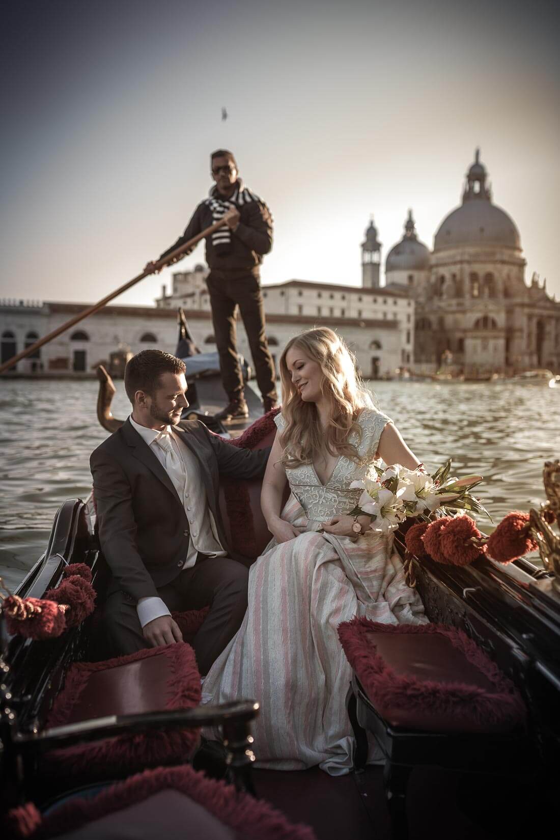 Fotograf-Fotostudio-Dresden-Venedig-Wedding-Italien-Hochzeitskleid-Braut-Bräutigam-Gondel-Blumenstrauß-Kulisse-Liebe-Fashion