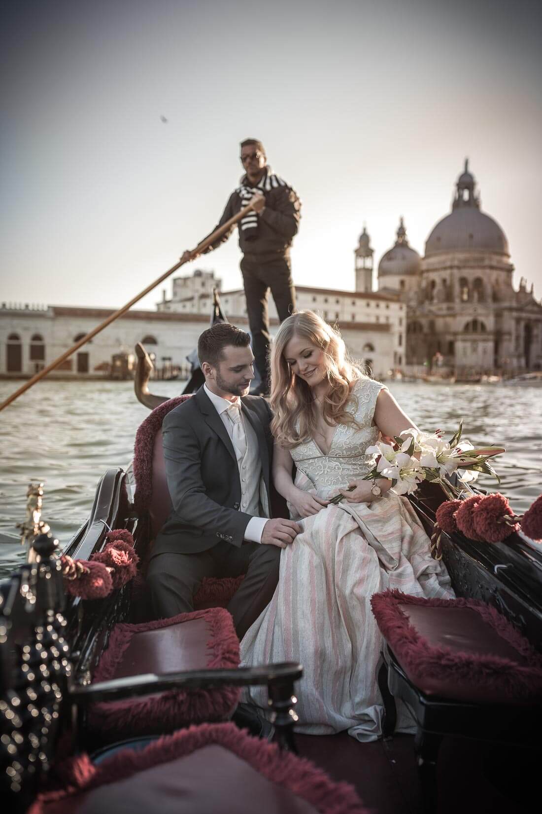 Fotograf-Fotostudio-Dresden-Venedig-Wedding-Italien-Hochzeitskleid-Braut-Bräutigam-Gondel-Blumenstrauß-Kulisse-Liebe-Fashion