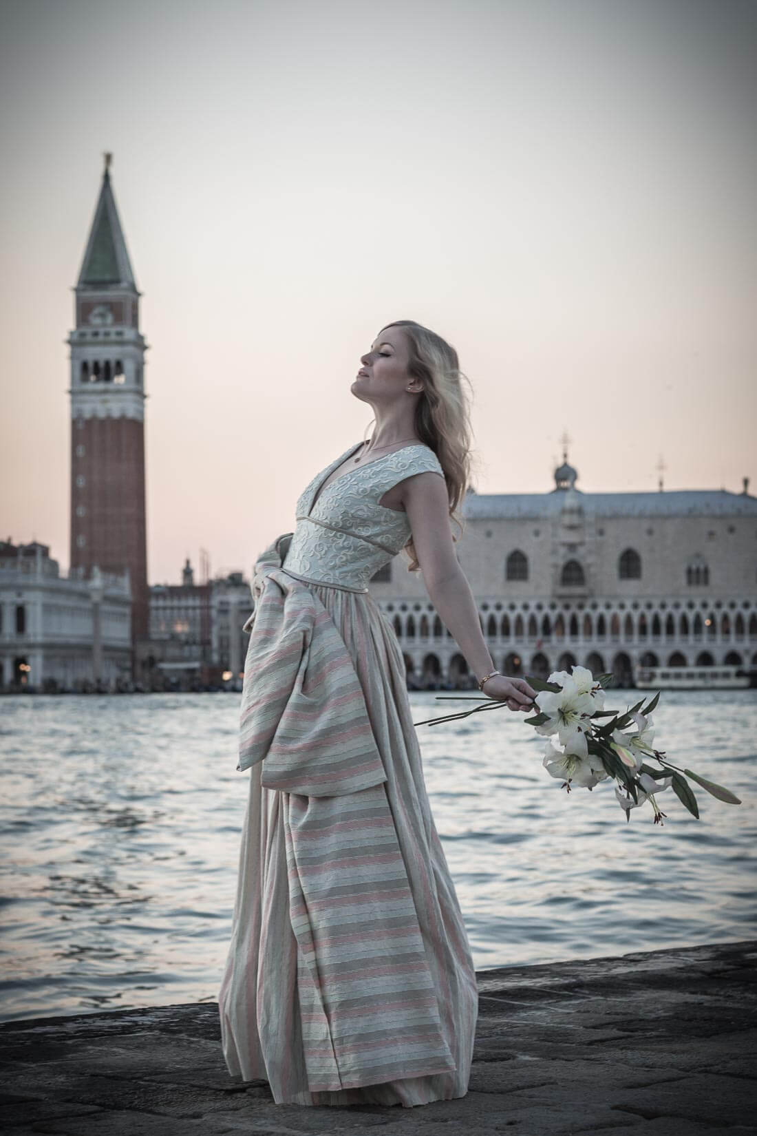 Fotograf-Fotostudio-Dresden-Venedig-Wedding-Italien-Hochzeitskleid-Braut-Bräutigam-Gondel-Blumenstrauß-Kulisse-Liebe-Fashion