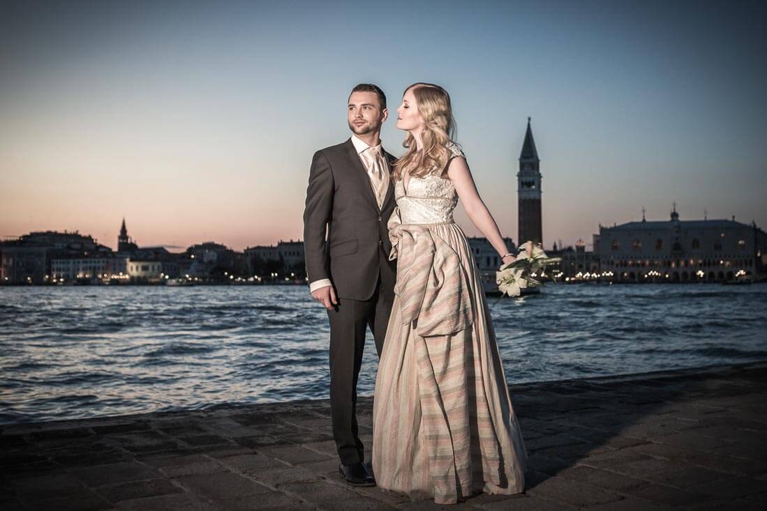 Fotograf-Fotostudio-Dresden-Venedig-Wedding-Italien-Hochzeitskleid-Braut-Bräutigam-Blumenstrauß-Kulisse-Liebe-Fashion