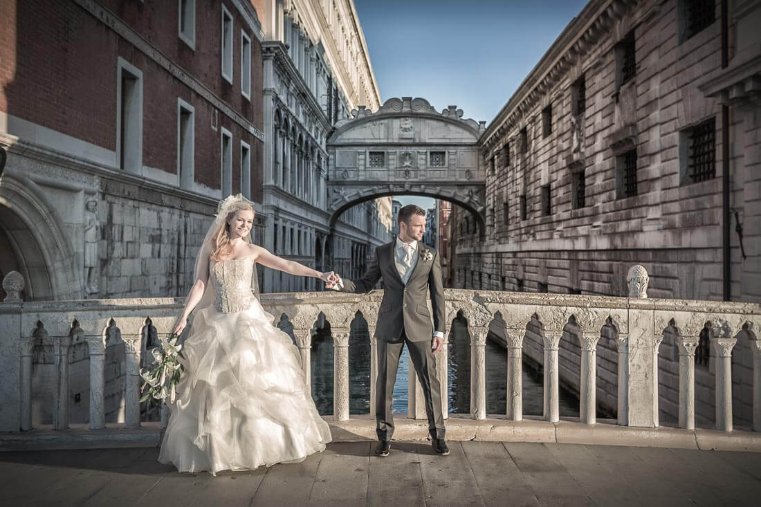 Fotograf-Fotostudio-Dresden-Venedig-Wedding-Italien-Hochzeitskleid-Braut-Bräutigam-Blumenstrauß-Kulisse-Liebe-Fashion