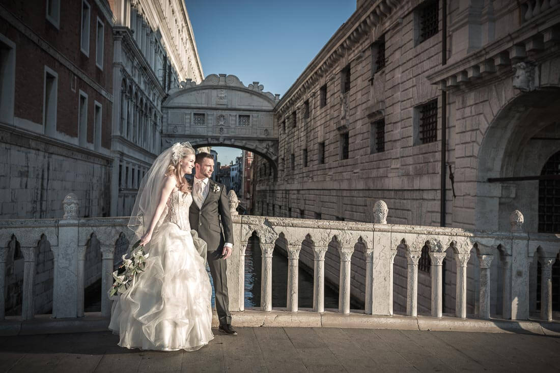 Fotograf-Fotostudio-Dresden-Venedig-Wedding-Italien-Hochzeitskleid-Braut-Bräutigam-Blumenstrauß-Kulisse-Liebe-Fashion