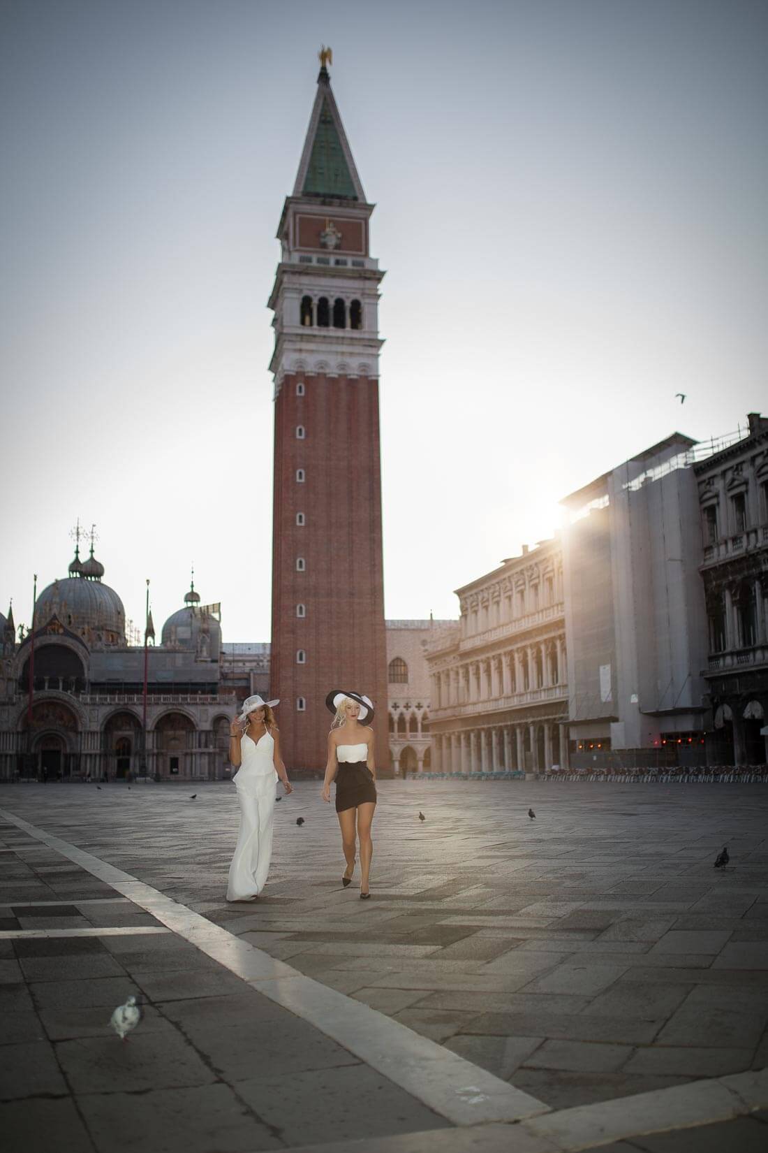 Fotograf-Fotostudio-Dresden-Venedig-Fashion-Markusplatz-Beauty-Styling-Dress-Hut-Kulisse-Italien-Sonnenaufgang