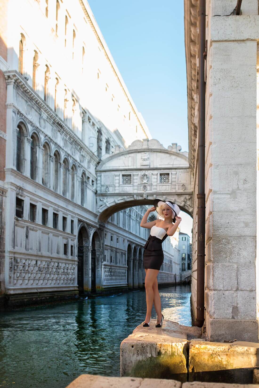 Fotograf-Fotostudio-Dresden-Venedig-Fashion-Markusplatz-Beauty-Styling-Dress-Hut-Kulisse-Italien-Sonnenaufgang