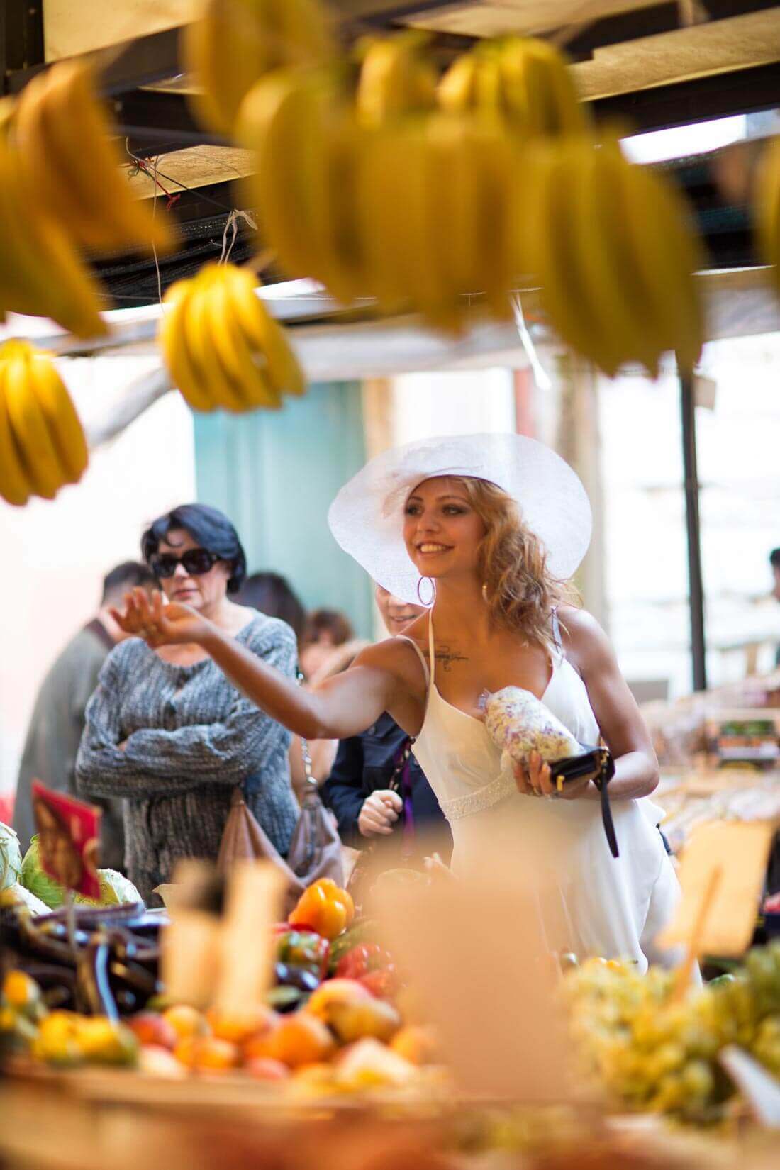 Fotograf-Fotostudio-Dresden-Venedig-Italien-Gemüsemarkt-Fischmarkt-Shooting-Outdoor-Dress-Hut-Styling-Shopping