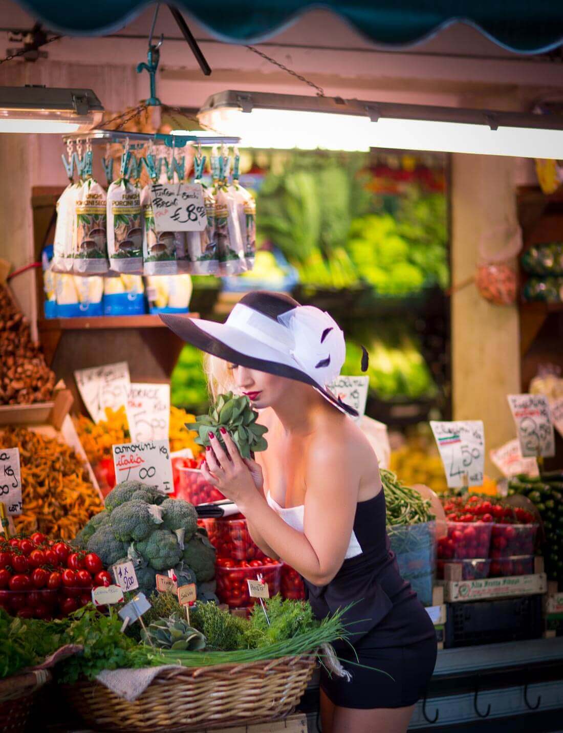 Fotograf-Fotostudio-Dresden-Venedig-Italien-Gemüsemarkt-Fischmarkt-Shooting-Outdoor-Dress-Hut-Styling-Shopping