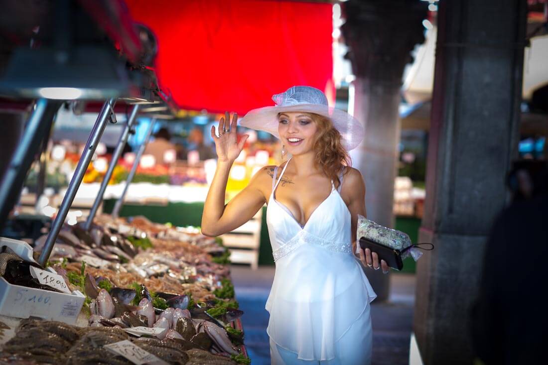 Fotograf-Fotostudio-Dresden-Venedig-Italien-Gemüsemarkt-Fischmarkt-Shooting-Outdoor-Dress-Hut-Styling-Shopping