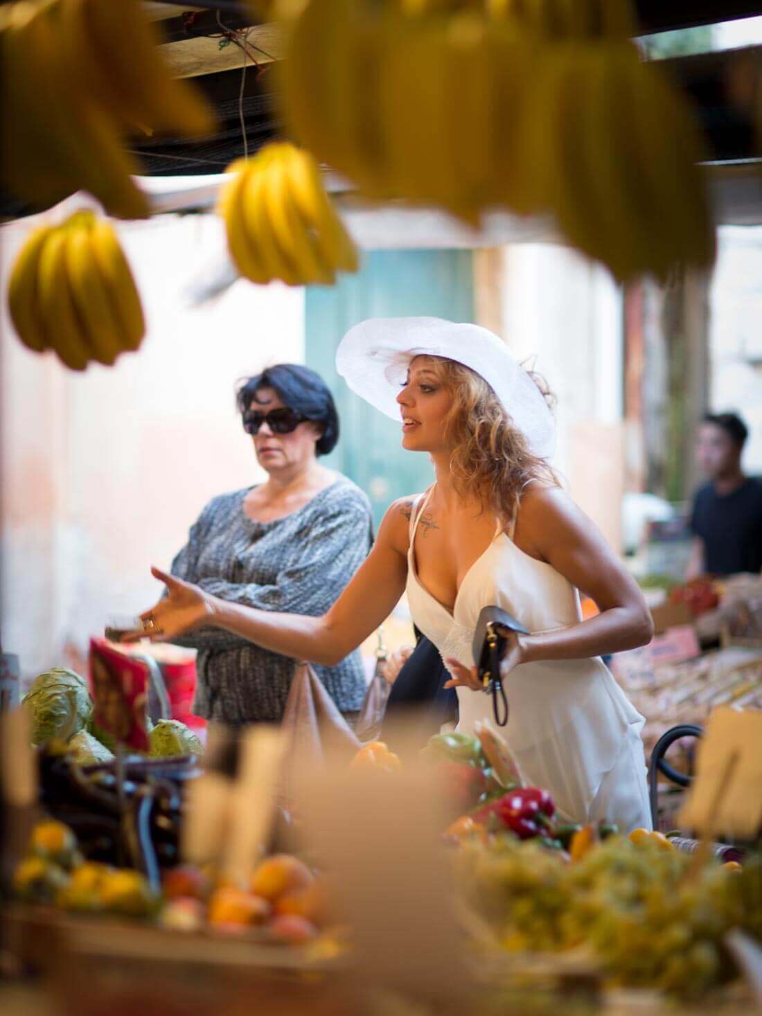 Fotograf-Fotostudio-Dresden-Venedig-Italien-Gemüsemarkt-Fischmarkt-Shooting-Outdoor-Dress-Hut-Styling-Shopping