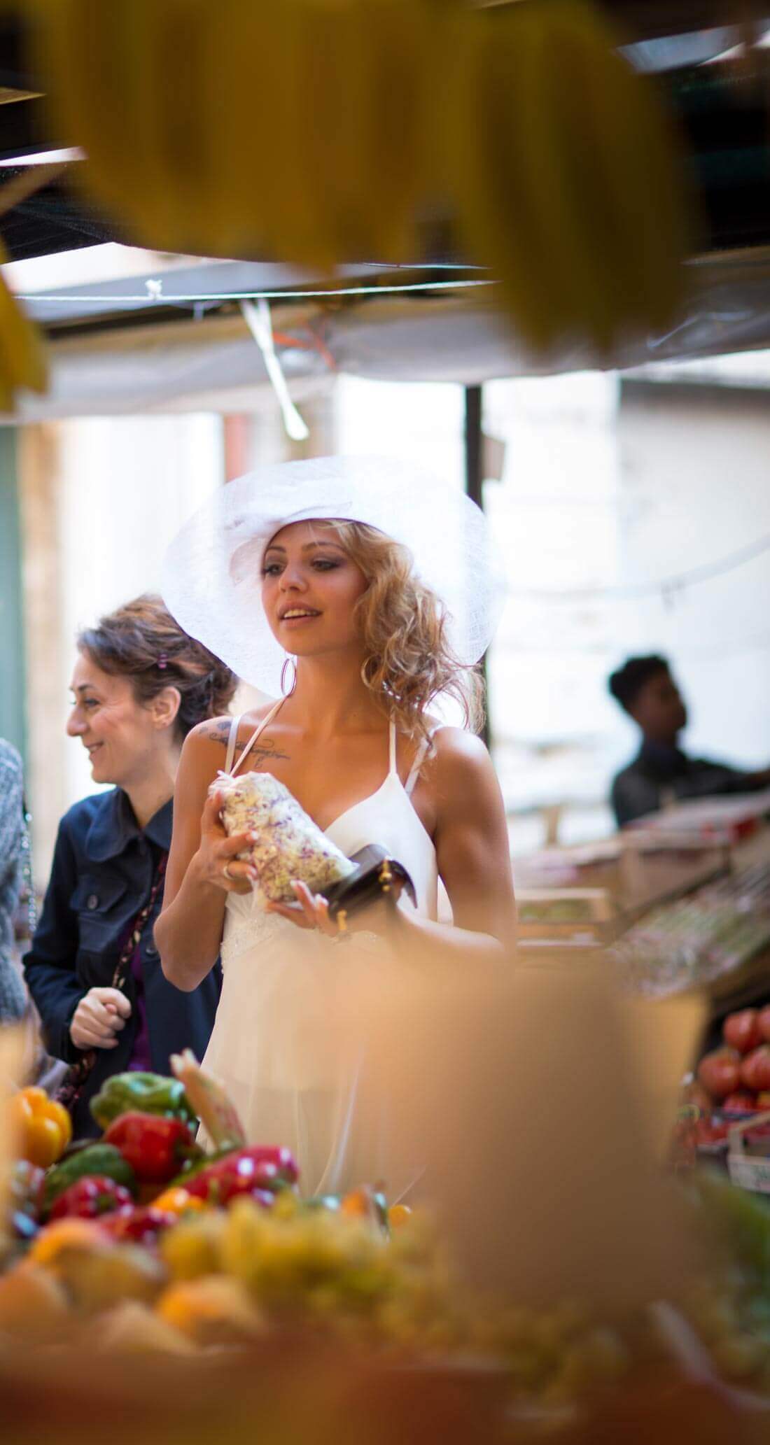 Fotograf-Fotostudio-Dresden-Venedig-Italien-Gemüsemarkt-Fischmarkt-Shooting-Outdoor-Dress-Hut-Styling-Shopping