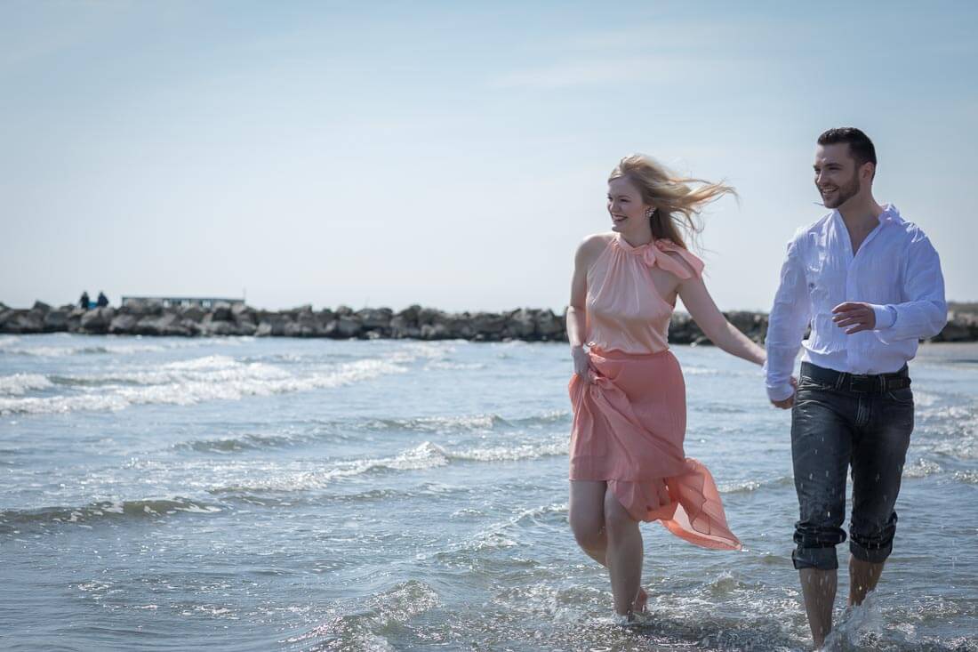 Fotograf-Fotostudio-Dresden-Venedig-Lido-Paar-Shooting-Strand-Dress-Liebe-Wasser-Zweisamkeit