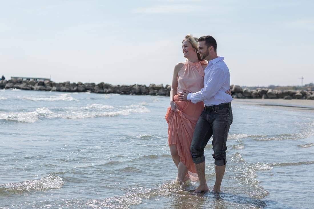 Fotograf-Fotostudio-Dresden-Venedig-Lido-Paar-Shooting-Strand-Dress-Liebe-Wasser-Zweisamkeit