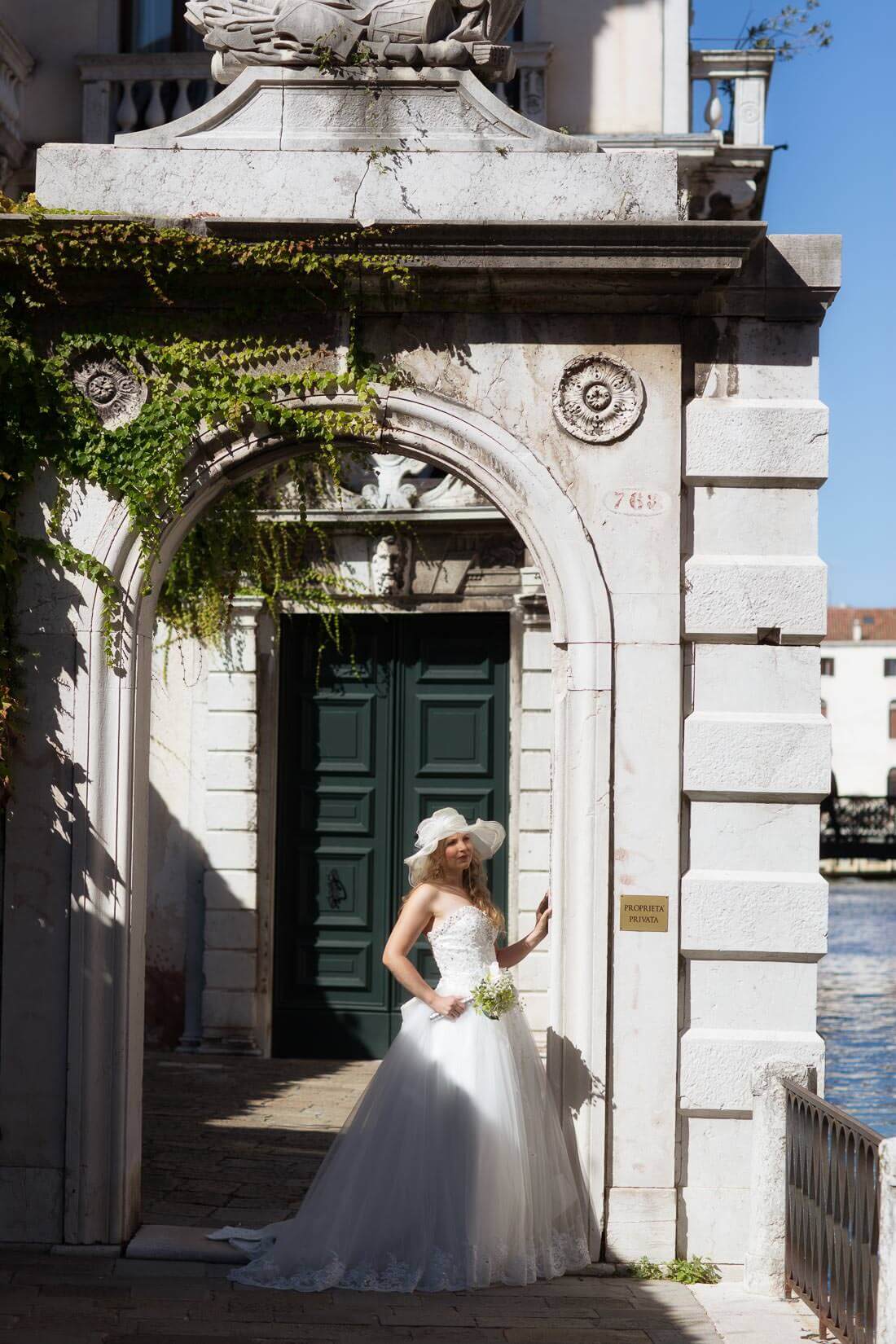 Fotograf-Fotostudio-Dresden-Venedig-Italien-Shooting-Dress-Kleid-Kopfbedeckung-Styling-Markusplatz