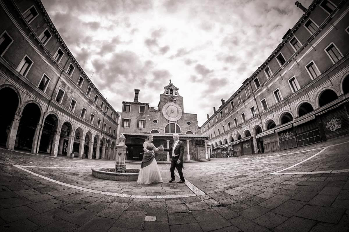 Fotograf-Fotostudio-Dresden-Venedig-Shooting-Italien-Paar-Kleid-Anzug-Kulisse-Ambiente-Maske